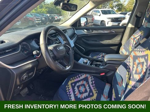 Used 2022 Jeep Grand Cherokee Laredo w/ Luxury Tech Group I RWD image 8