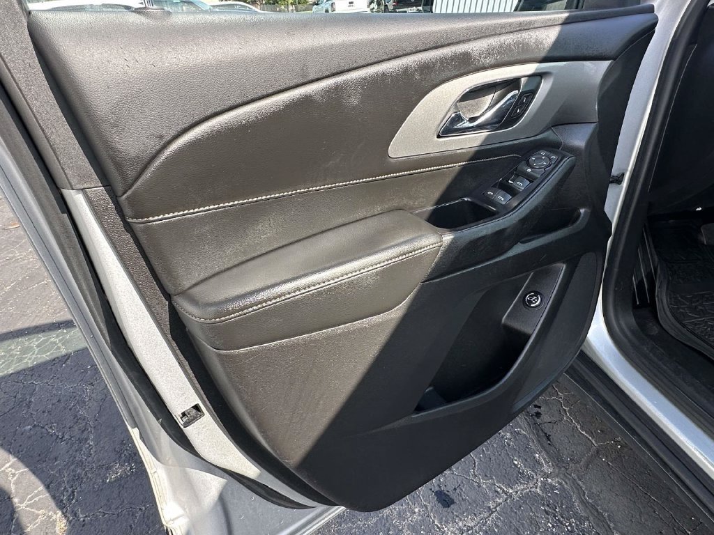 Used 2018 Chevrolet Traverse LT FWD image 16