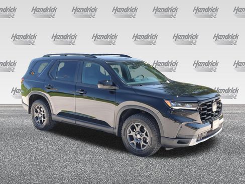 Used 2025 Honda Pilot TrailSport image 2