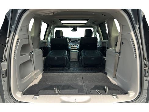 Used 2023 Chrysler Pacifica Touring-L image 28