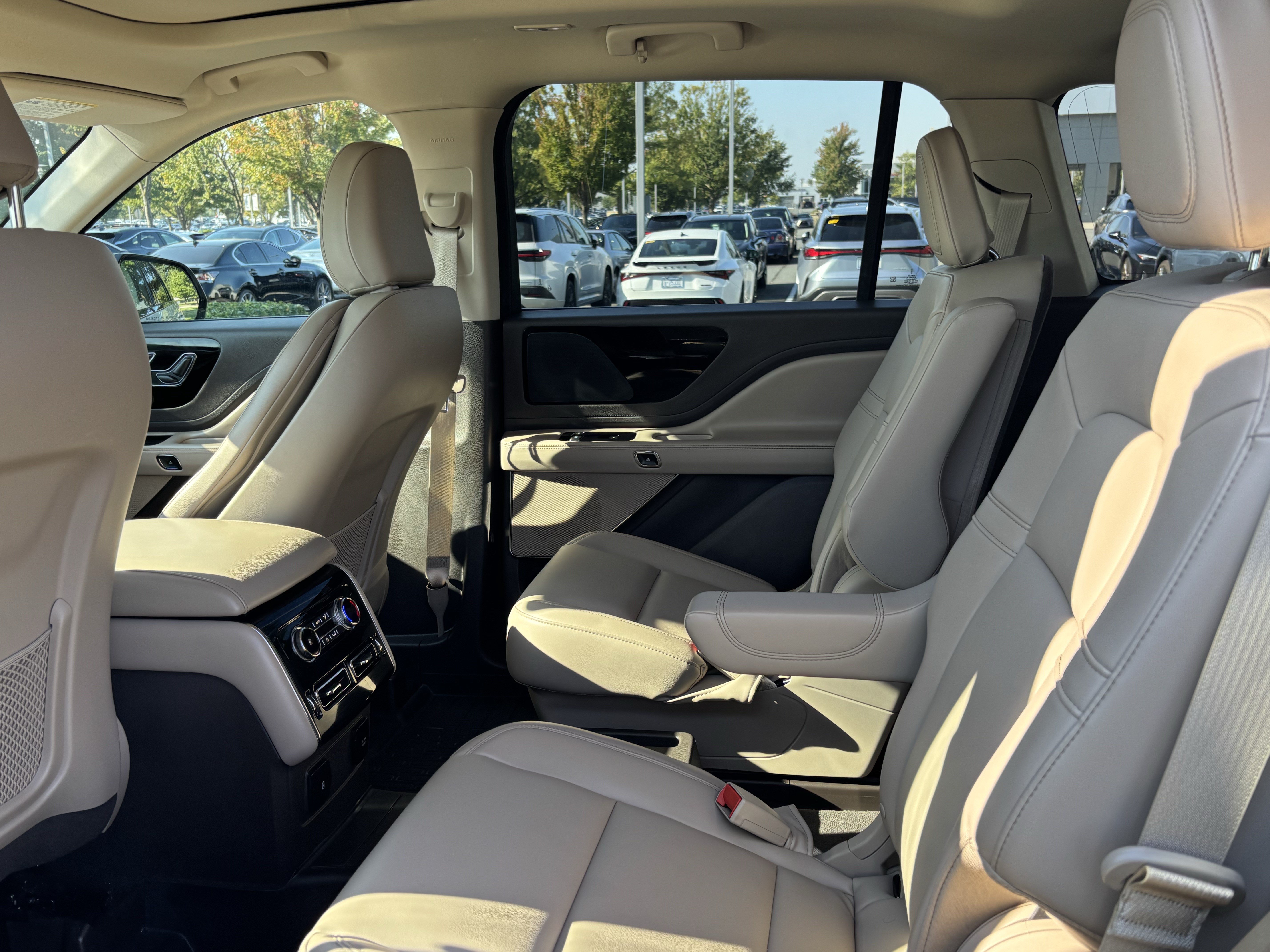 Used 2022 Lincoln Aviator AWD w/ Premium Package image 19
