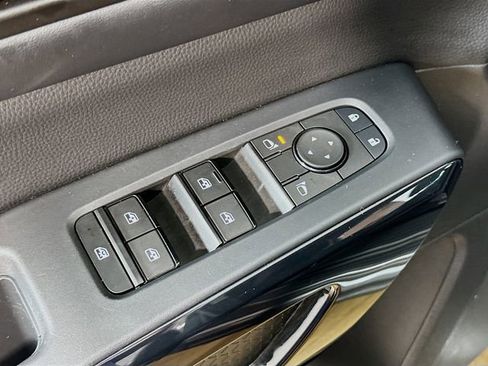 Used 2024 Nissan Pathfinder S image 17