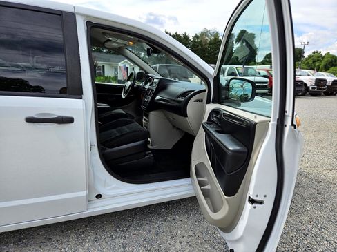 Used 2019 Dodge Grand Caravan SE w/ UConnect Hands-Free Group image 27