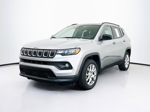 Used 2022 Jeep Compass Latitude image 3