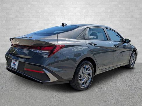 New 2024 Hyundai Elantra SEL image 2