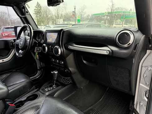Used 2015 Jeep Wrangler Unlimited Sahara w/ Connectivity Group image 31