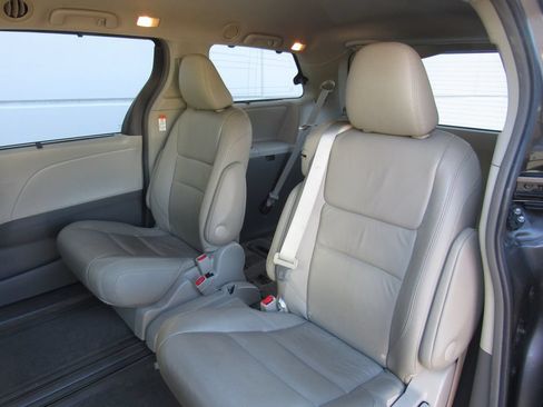 Used 2016 Toyota Sienna XLE w/ XLE Navigation Package FWD image 16