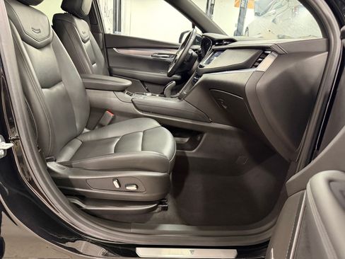 Certified 2025 Cadillac XT6 Luxury FWD image 34