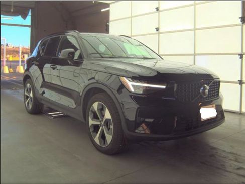 Used 2025 Volvo XC40 B5 Plus image 24