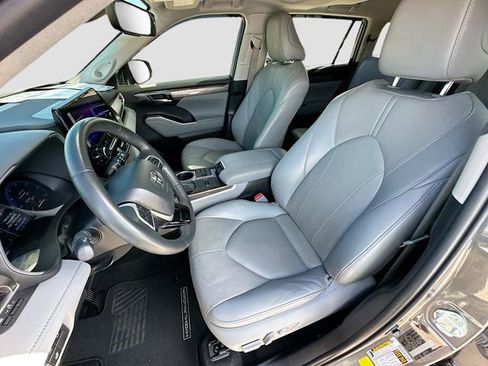 Used 2024 Toyota Highlander Limited image 20