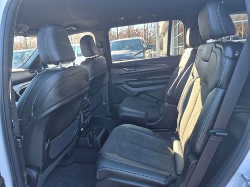 Used 2025 Jeep Grand Cherokee L Laredo image 13