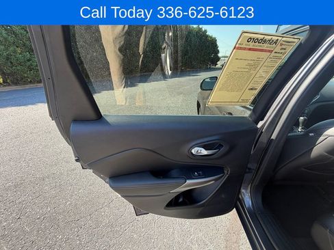 Used 2021 Jeep Cherokee Latitude Lux w/ Sun & Sound Group AWD/4WD image 14