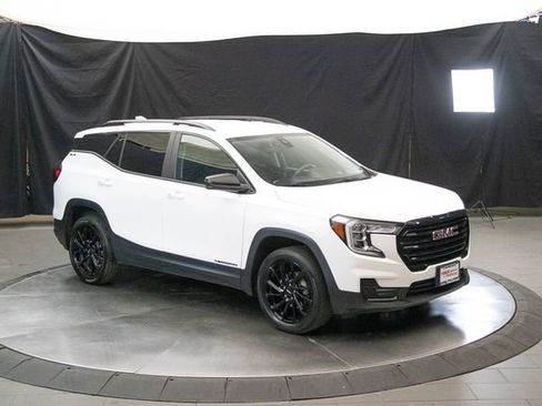 Used 2024 GMC Terrain SLE w/ Elevation Edition AWD/4WD image 3