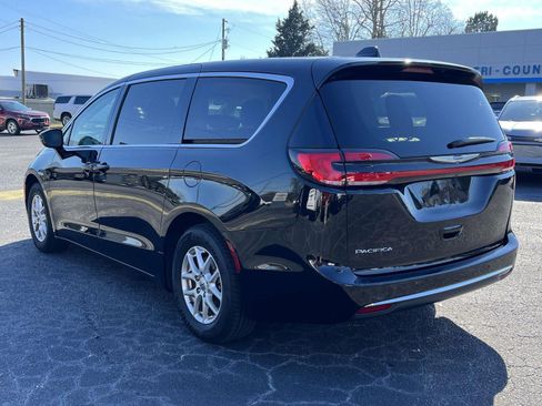 Used 2024 Chrysler Pacifica Touring-L image 5