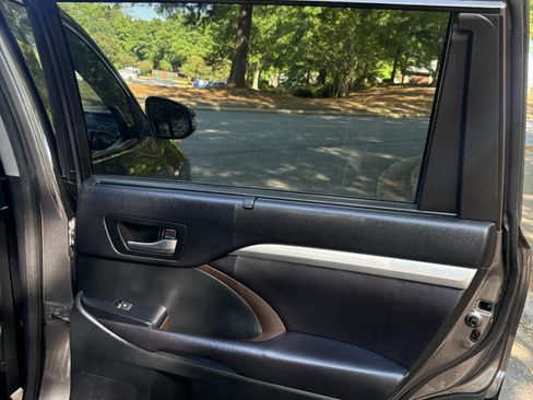 Used 2016 Toyota Highlander XLE FWD image 38