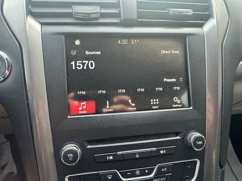 Used 2017 Ford Fusion SE w/ Fusion SE Technology Package image 21