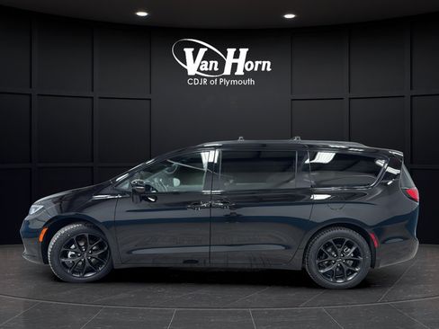 Used 2025 Chrysler Pacifica Limited FWD image 6