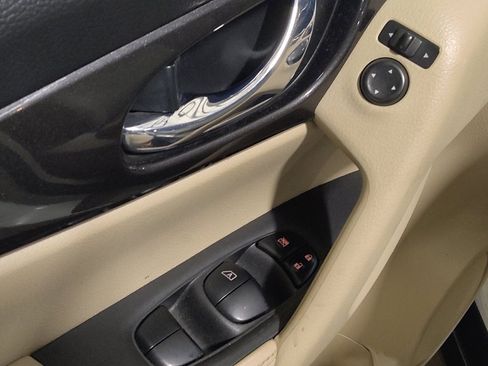 Used 2020 Nissan Rogue SV FWD image 27