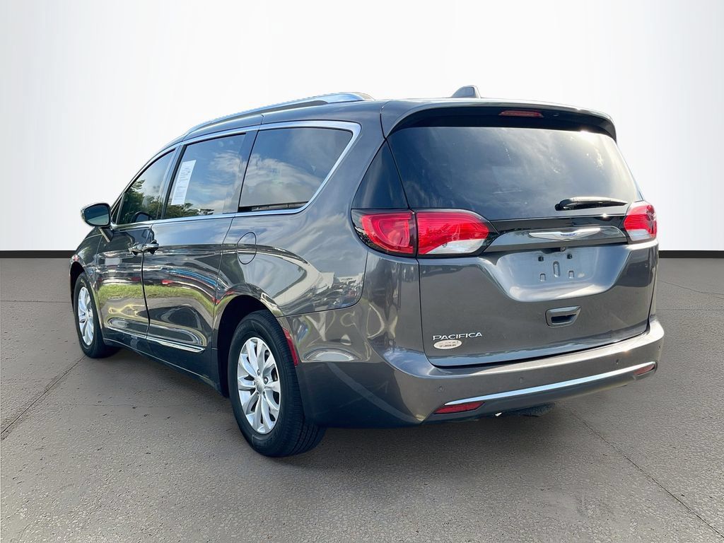 Used 2018 Chrysler Pacifica Touring-L w/ Premium Audio Group FWD image 5
