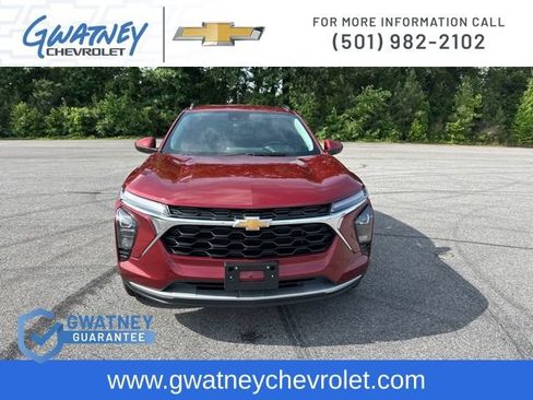 Used 2025 Chevrolet Trax LT w/ LT Convenience Package FWD image 2