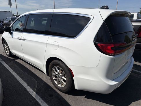 Used 2024 Chrysler Pacifica Touring-L FWD image 8