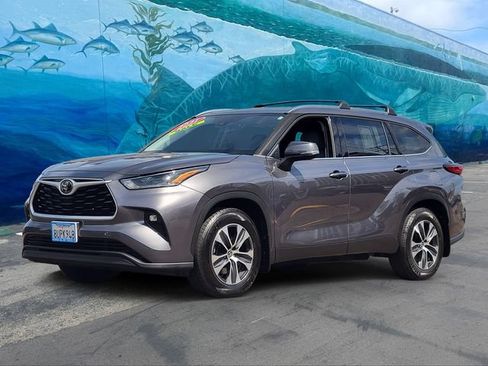 Used 2021 Toyota Highlander XLE FWD image 3