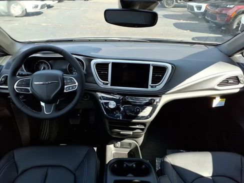 New 2026 Chrysler Pacifica Select image 11