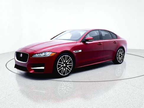 Used 2017 Jaguar XF R-Sport image 4