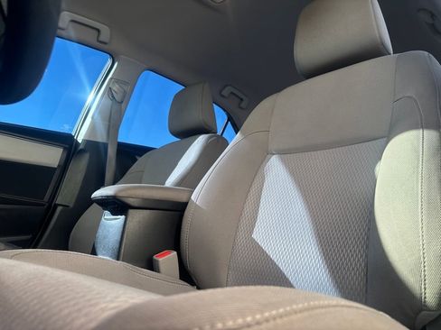 Used 2015 Toyota Corolla LE image 9