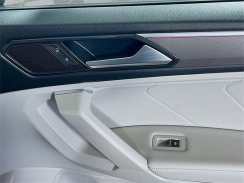 Used 2023 Volkswagen Tiguan SE R-Line image 31