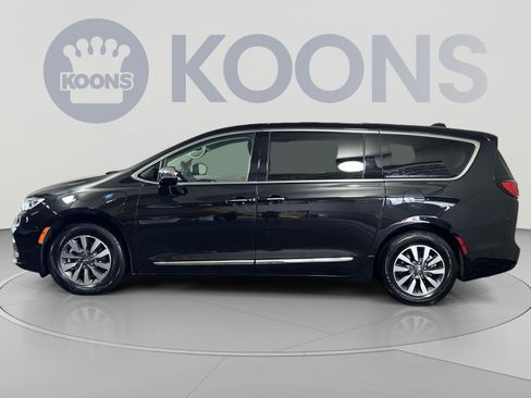 Used 2022 Chrysler Pacifica Limited w/ Uconnect Theater Family Group FWD image 7