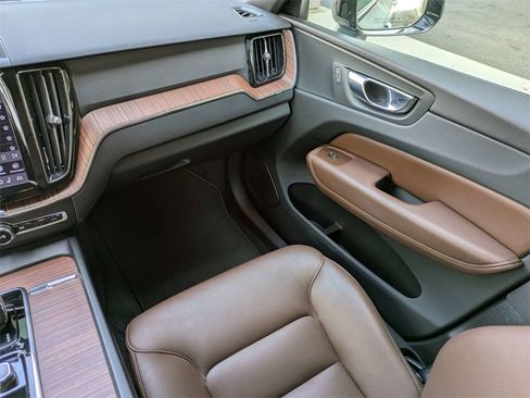 Used 2023 Volvo XC60 B5 Plus image 18