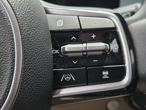 Used 2025 Kia Carnival FWD image 28