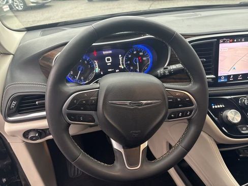 Used 2023 Chrysler Pacifica Limited AWD/4WD image 15