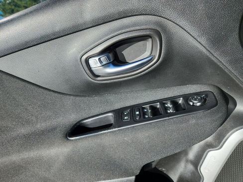 Used 2020 Jeep Renegade Latitude w/ Popular Equipment Group image 16