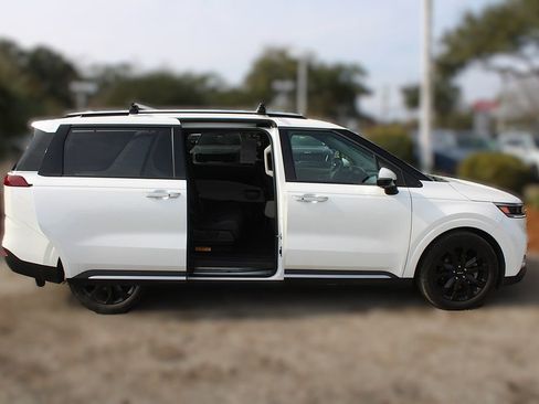 Certified 2023 Kia Carnival SX image 6