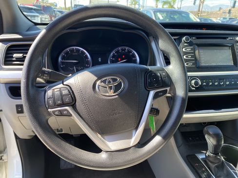 Used 2016 Toyota Highlander LE FWD image 26