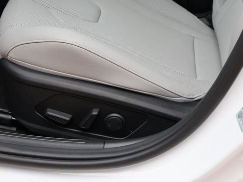 New 2025 Hyundai Elantra Limited image 24