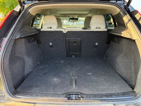 Used 2022 Volvo XC40 T4 Momentum FWD image 13