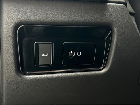 Used 2016 Jaguar XF Premium image 39