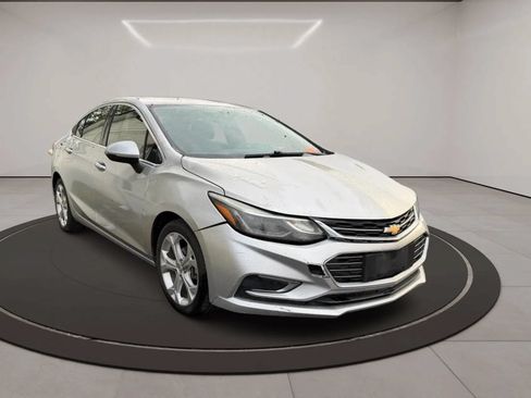 Used 2017 Chevrolet Cruze Premier FWD image 3