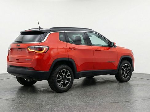 Used 2025 Jeep Compass Trailhawk image 9
