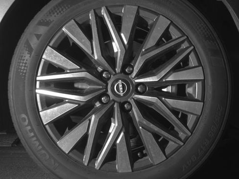 Used 2025 Nissan Altima 2.5 SV FWD image 13