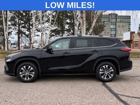 Used 2022 Toyota Highlander XLE image 3