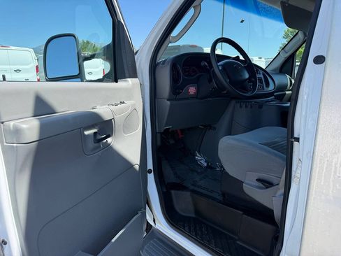 Used 2005 Ford E-350 and Econoline 350 Super Duty RWD image 32