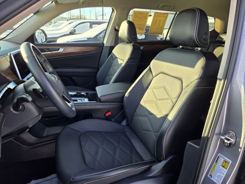Used 2025 Volkswagen Atlas SE image 16