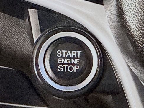 Used 2019 Alfa Romeo Giulia Base image 21