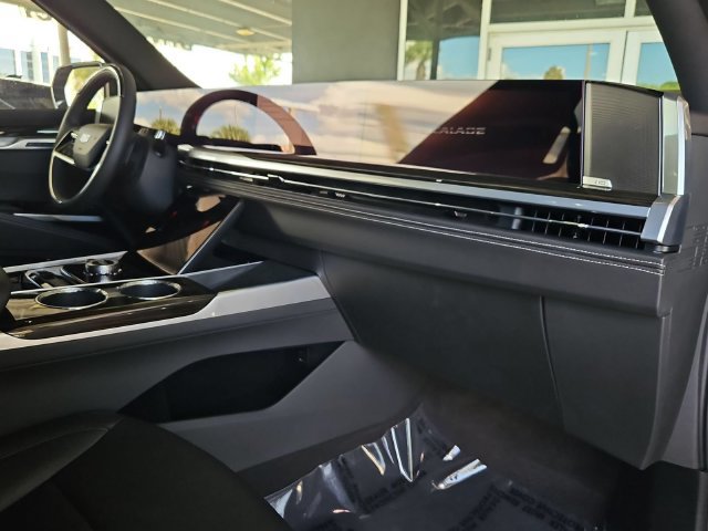 Used 2025 Cadillac Escalade ESV Luxury RWD image 29