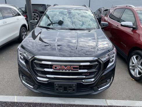 Used 2022 GMC Terrain AT4 image 3