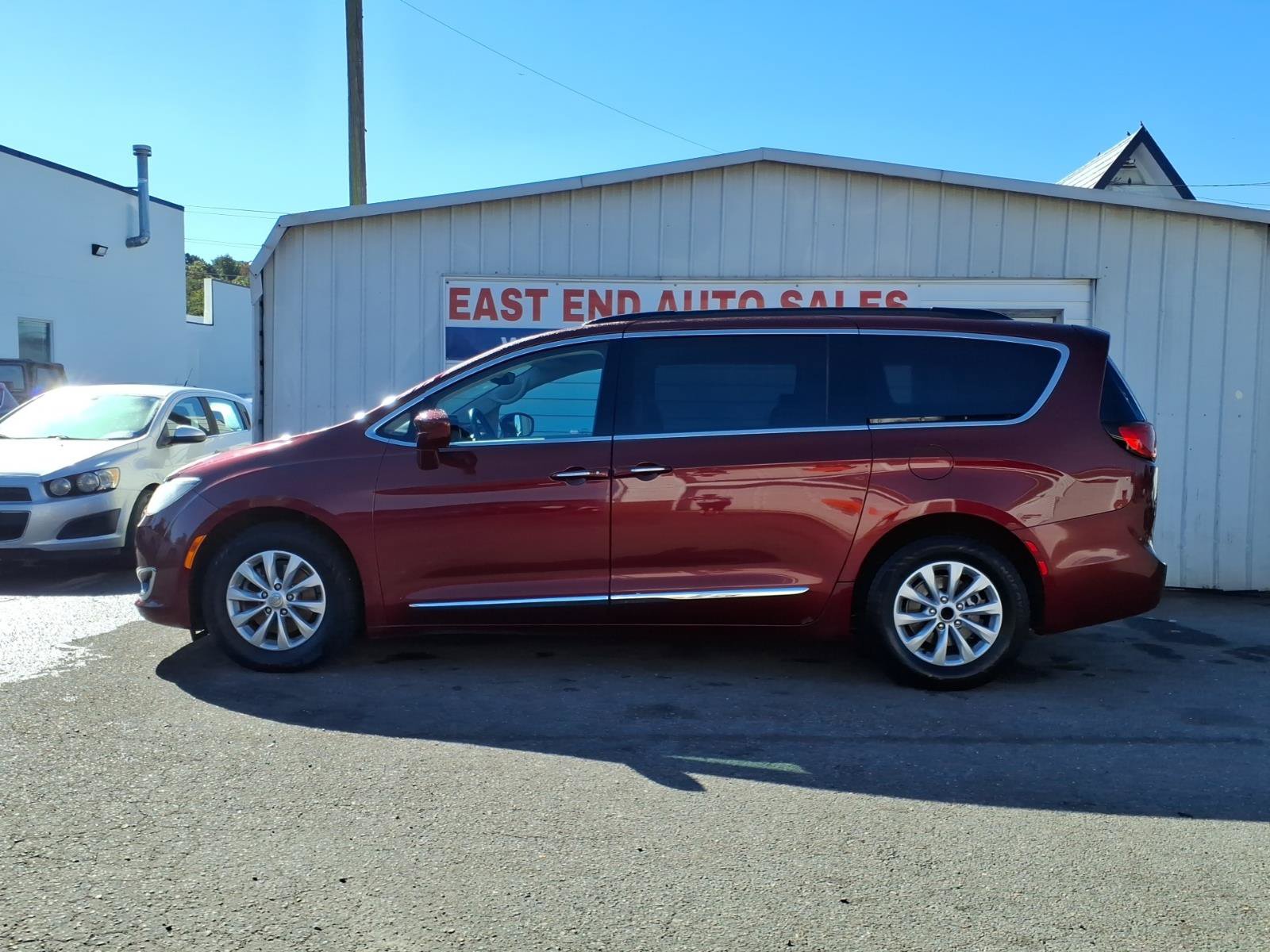 Used 2017 Chrysler Pacifica Touring-L FWD image 2